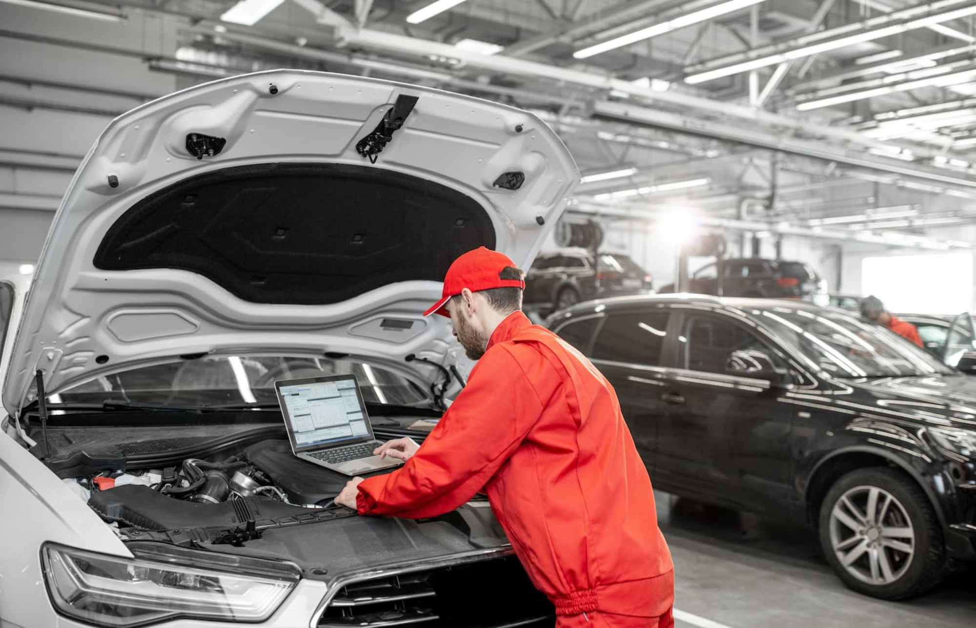 Mécanicien effectuant l'expertise d'une voiture