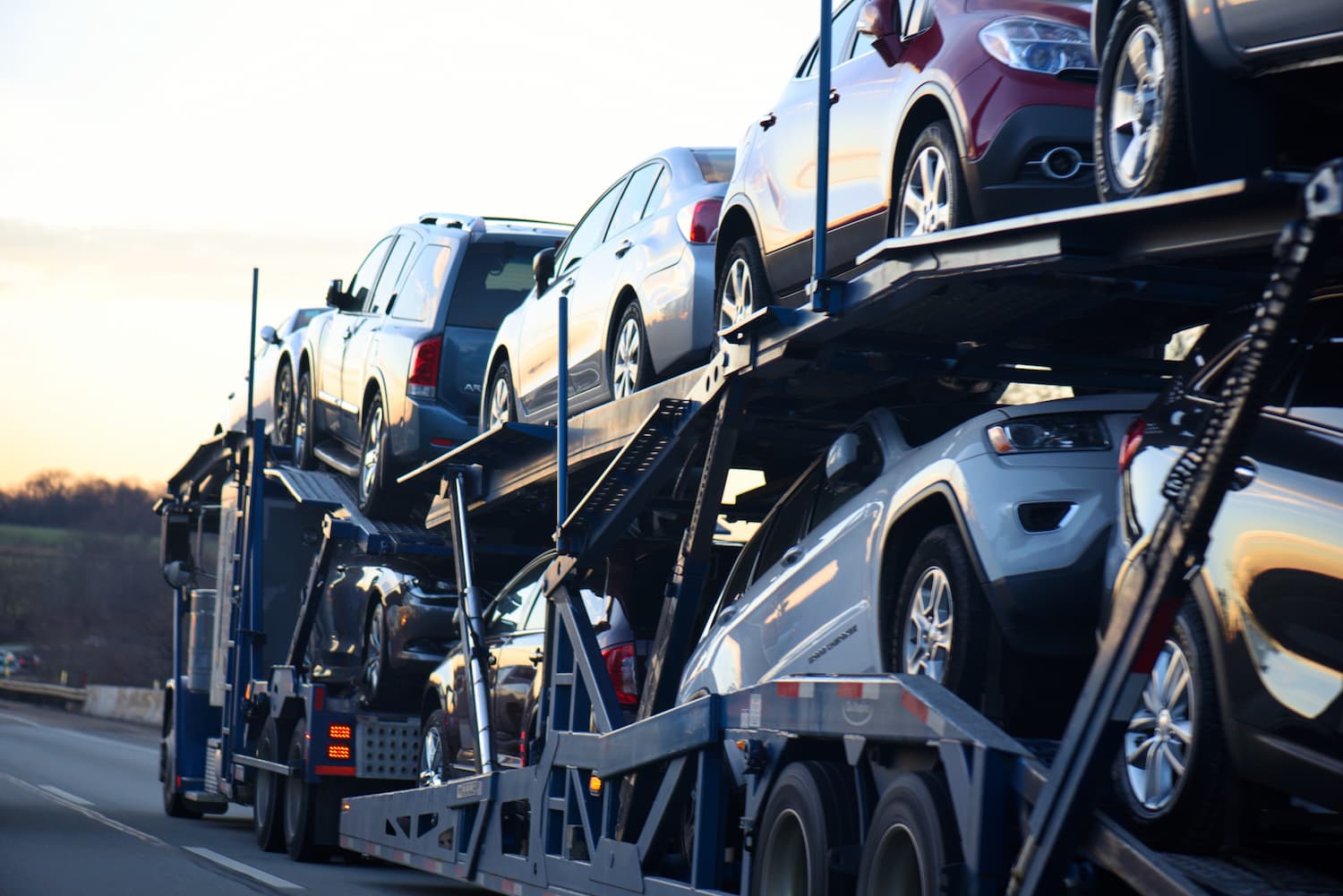 Camion transportant des voitures sur une remorque