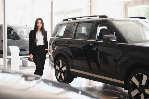 femme-concession-automobile